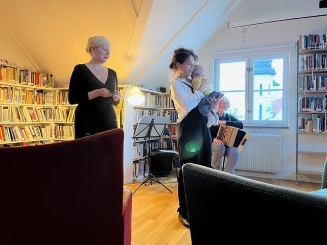 ”Hillevi Norburg läser den svenska folksagan ”Ugglebarnet” och Aude Pasquier (med seminariets yngsta deltagare) den franska översättningen som Parisgruppen arbetat fram.” Foto: privat