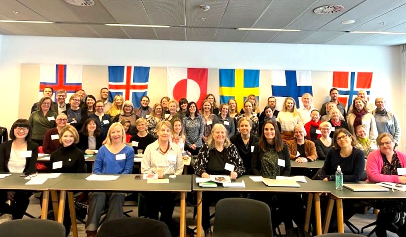  Seminariedeltagarna i föreläsningssalen på Köpenhamns Universitet. I bakgrunden alla närvarande nationers flaggor, utom Dannebrogen. 